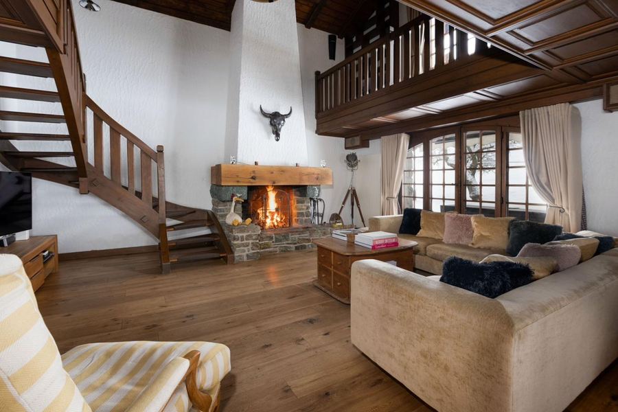Chalet Falcon — fireplace lounge